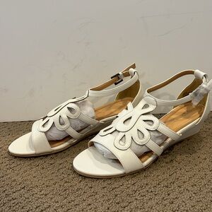 NWT Comfortview White Small Heel Sandal Size 10 1/2M